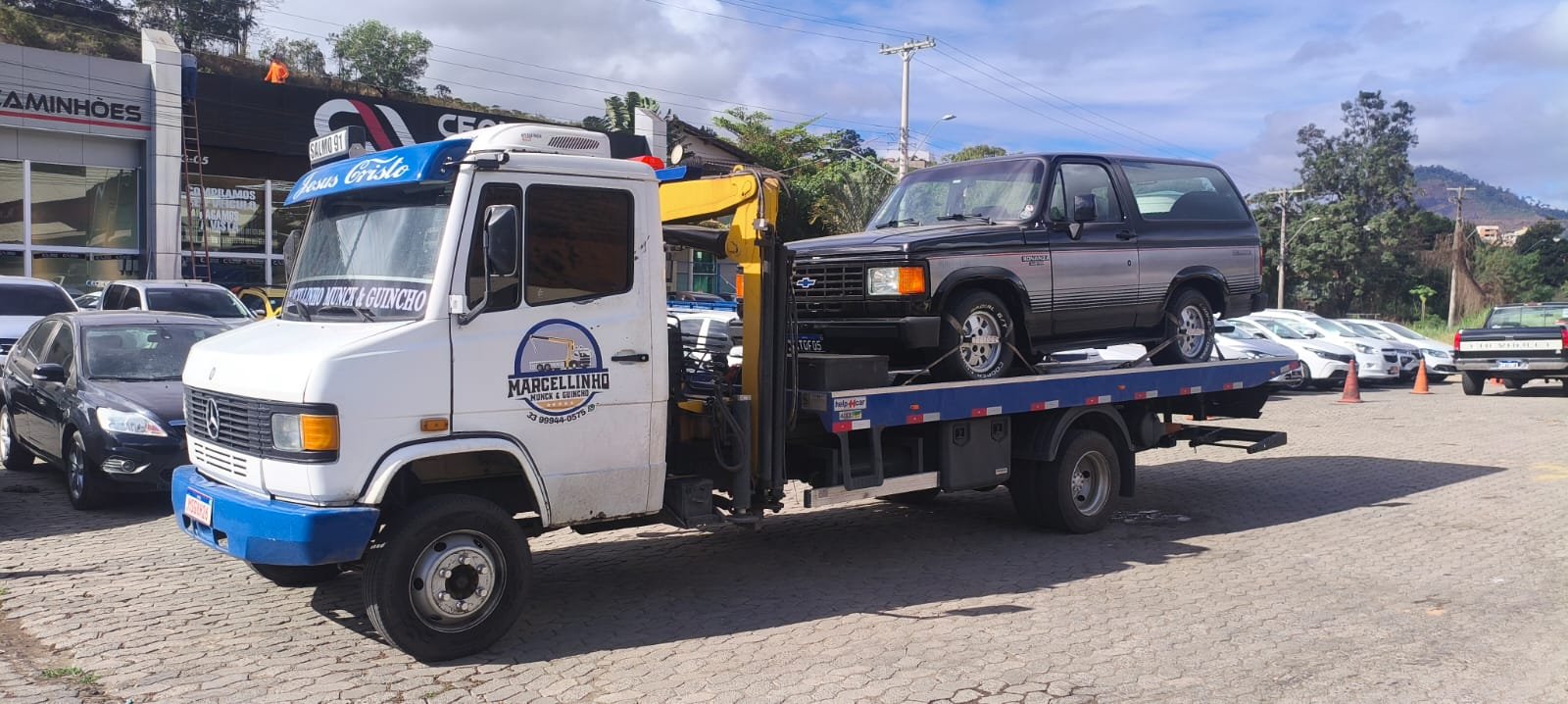 Chevrolet Bonanza preta presa com cintas na plataforma.